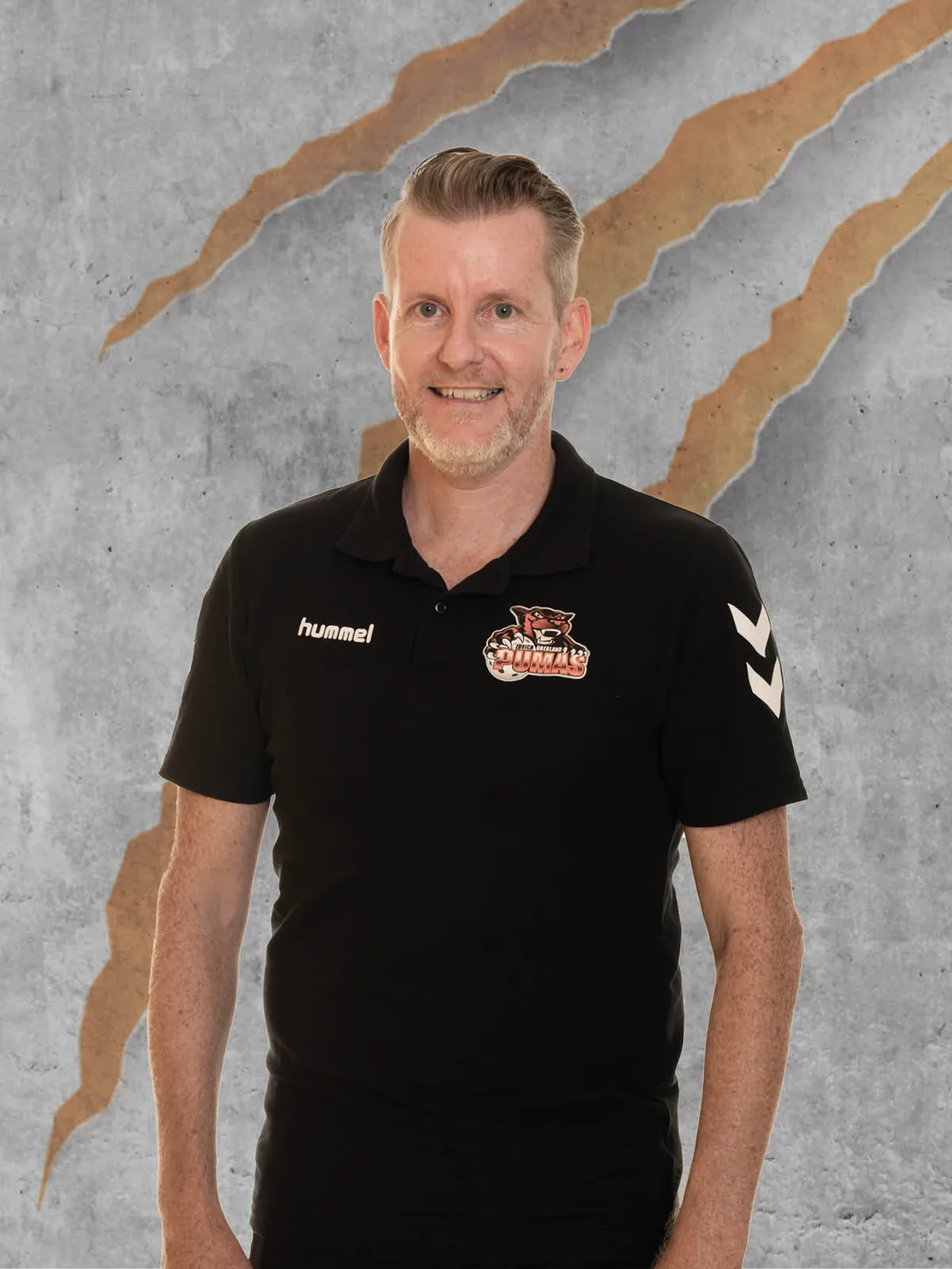 Mann mittleren Alters mit schwarzem T-Shirt.